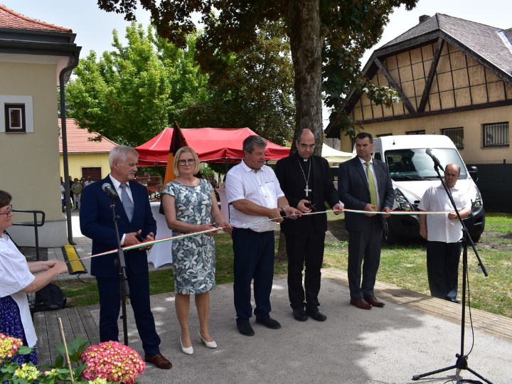 Kolping Kávézó és betegszállító autó átadása